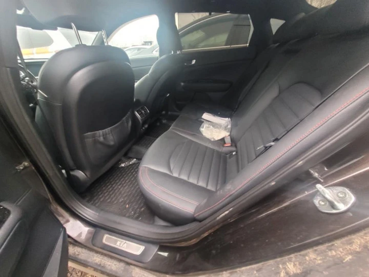 Автомобиль KIA OPTIMA, 2018, Идентификационный номер: XWEGW413BJ0006542, принадлежащий Продавцу на праве собственности, что подтверждается Договором купли-продажи № ОВ/Ф-39512-02-01-С-01 от 28.04.2018 г.