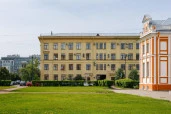 Продажа помещения с земельным участком в центре города.