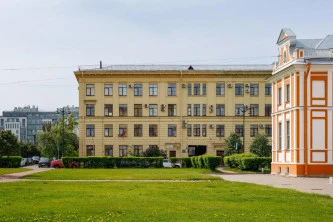 Продажа помещения с земельным участком в центре города.