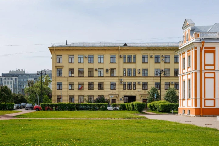 Продажа помещения с земельным участком в центре города.