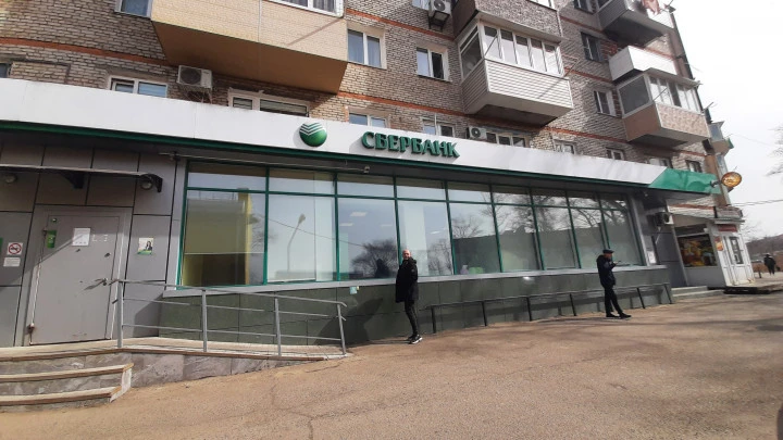 Продажа нежилых помещений площадью 186,9 кв. м, входящих в состав нежилых помещений в здании, расположенных по адресу: Приморский край, пгт. Славянка, ул. 50 лет Октября, д. 8, площадью 359,3 кв. м, с кадастровым номером 25:20:000000:3557, этаж: первый