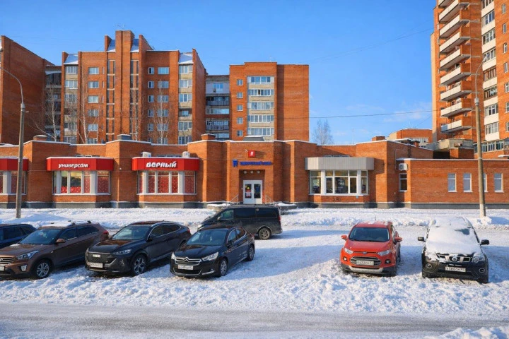 Административное здание с земельным участком в центре Соснового Бора