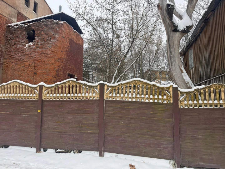 Здание, 2-этажное, общей площадью 799 кв.м,  с земельным участком общ. пл. 1 332 кв. м: Ивановская область, г. Фурманов, ул. Революционная, д. 12