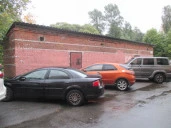 Нежилое здание площадью 42,6 кв. м, расположенное на земельном участке площадью 57 кв. м в Красногвардейском районе на Новочеркасском проспекте.