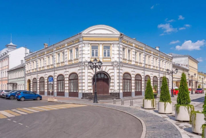 Здание ОКН "Торговый дом Вахромеева", кон.XVIII в., нач.XX в., общей площадью: 1 197,5 кв. м, с земельным участком 911 кв. м, в центре Ярославля, на улице Андропова, д. 9/9