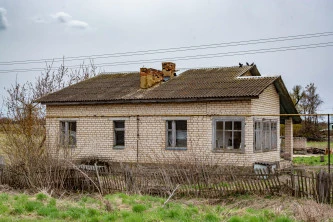 Здание 85,4 кв.м. и земельный участок 654,99 кв.м. по адресу: Российская Федерация, Орловская область, м.р-н Болховский, с.п. Злынское, д. Татинки, ул. Каштановая, д.1