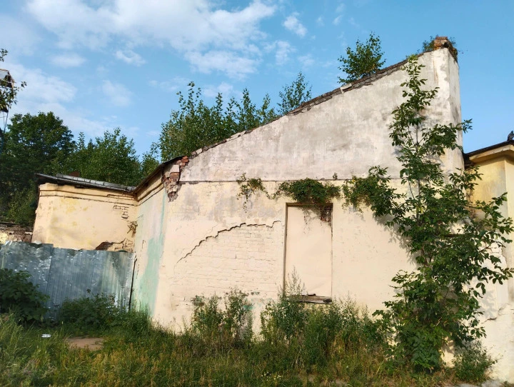 Здание 276,8 кв.м с участком под реконструкцию