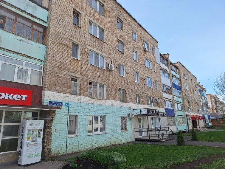 Комната - 18,3 кв. м, адрес: Республика Башкортостан, г. Ишимбай, ул. Геологическая, д. 42, кв. 66, комн. 4, 5 этаж.