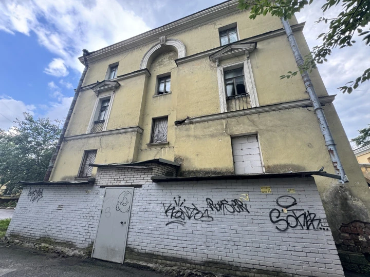 Здание с участком 11 соток в Кировском районе