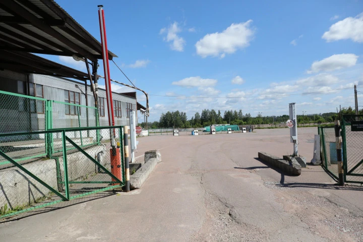 Склад временного  хранения с закрытой  и открытой площадкой  и рефрижератором.