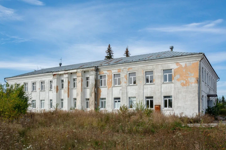 Земельный участок общей площадью 19 920 кв.м. и 16 объектов недвижимости.