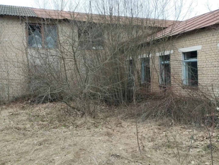 1) Земельный участок площадь 22 575 +/- 107 кв.м., кад.№: 48:14:1560105:12; 2) Здание 912,9 кв. м.; 3) Здание 116,4 кв. м.; 4) Сооружение 25,6 кв. м. по адресу: Липецкая обл, р-н Становлянский, с. Семенек, ул. Юрикова, д. 23