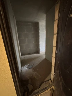Жилое помещение (квартира), пл. 68,8 кв. м., эт.5, кад. номер: 50:49:0010103:2313, адрес: МО, г. Звенигород, кв-л Маяковского, д. 19а, кв. 17. В соответствии с выпиской из домовой книги от 13.04.2026, зарегистрированные лица отсутствуют.