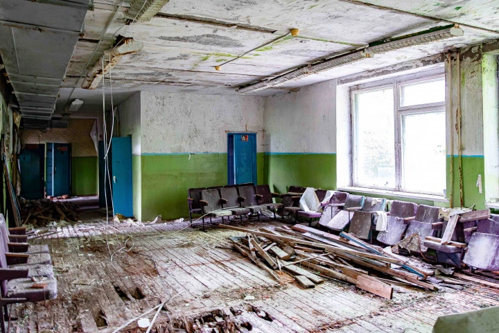 Имущественный комплекс в составе которого 3 здания общей площадью 1 669,3 кв.м. и земельный участок площадью 15 131 кв.м. в д. Ясенок Липецкой области