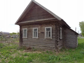 Земельный участок с деревянным зданием почты в Новгородской области