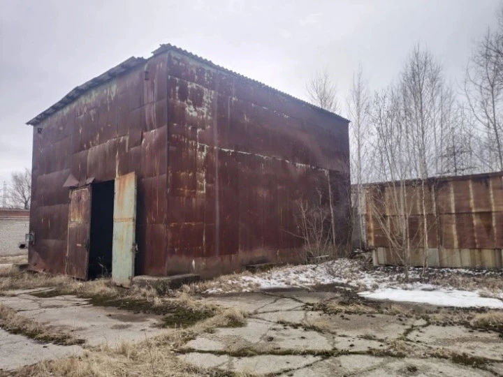 Нежилое здание, общей площадью 115,6 кв. м, с  земельным  участком, общей площадью 1 248 кв. м, расположенные по адресу: Тюменская обл, Тобольск, БСИ-1-квартал 3 тер, лит. 15