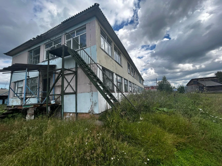 Продается нежилое здание, 1 482,1 кв. м с земельным участком, 4 534 кв. м, расположенные по адресу: Красноярский край, г. Енисейск, ул. Кирова, дом 129
