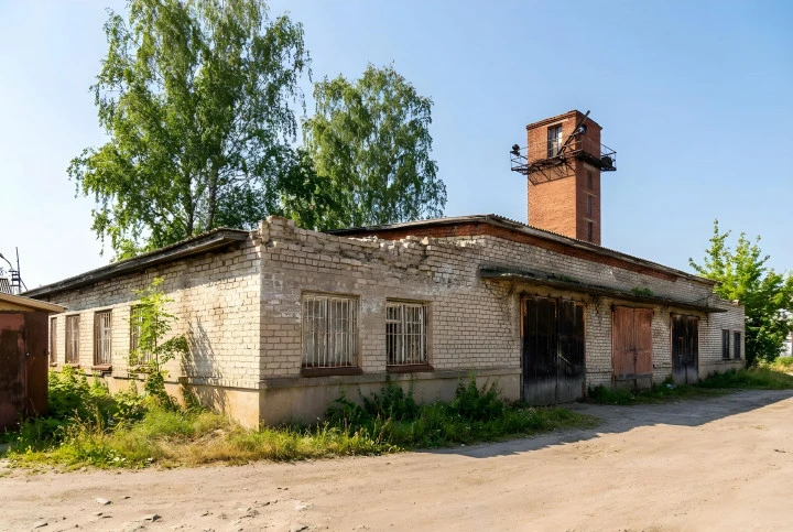 Здание гаражей общ.пл. 474,5 кв.м с земельным участком 1 500 кв.м: Ярославская область, р-н Переславский, с. Купанское, ул. Депутатская, д. 27