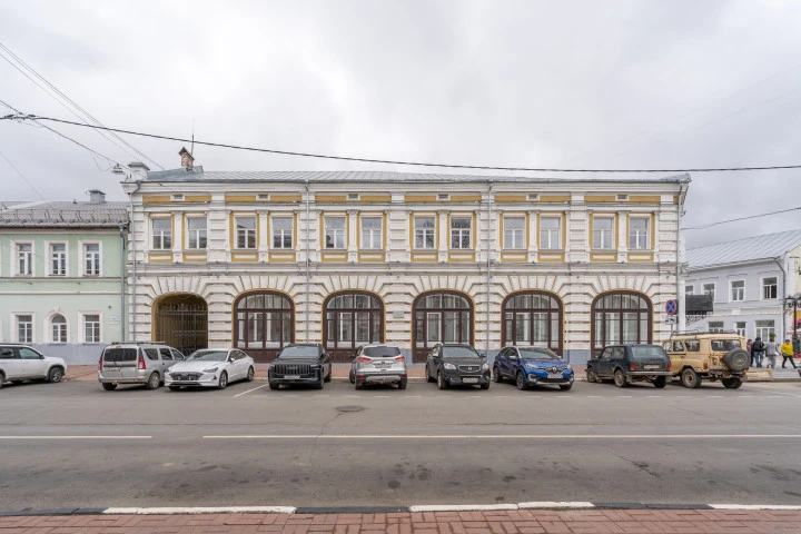 Здание ОКН "Торговый дом Вахромеева", кон.XVIII в., нач.XX в., общей площадью: 1 197,5 кв. м, с земельным участком 911 кв. м, в центре Ярославля, на улице Андропова, д. 9/9
