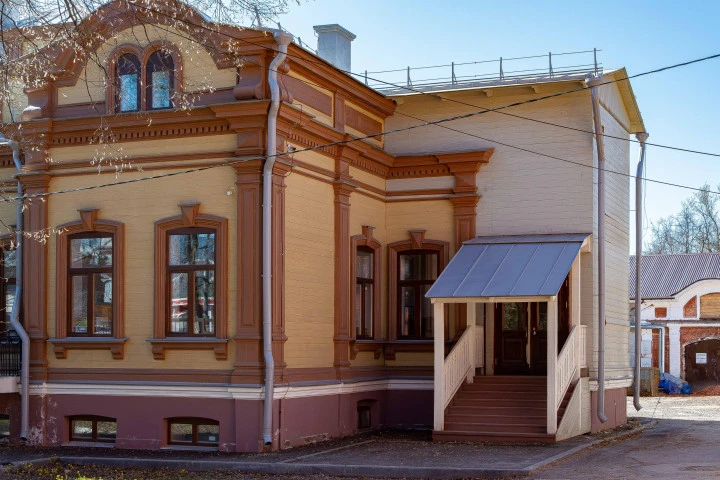 Здание «Дом В.М.Рукавишникова», площадь 721,4 кв.м., кадастр.№: 52:18:0060090:73, по адресу: Российская Федерация, Нижегородская область, г. Нижний Новгород, ул. Большая Печерская, д.21. Ограничения (обременения): объект культурного наследия.