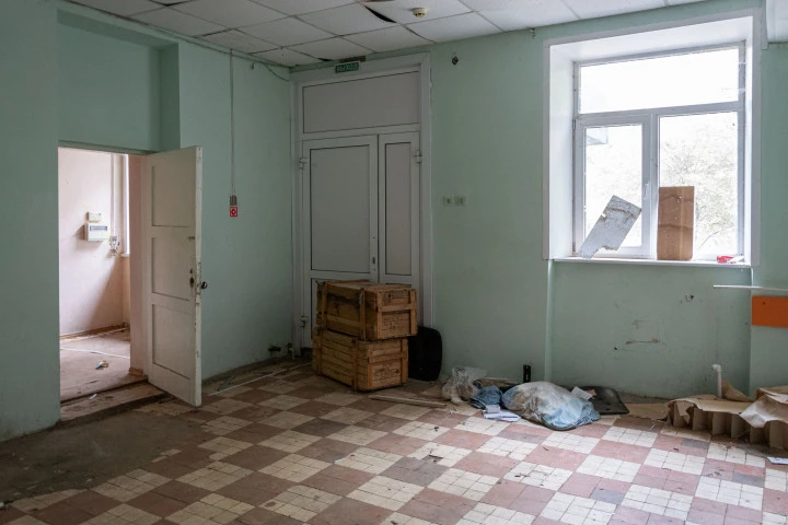 Имущественный комплекс в составе из 3 зданий обшей площадью 3 024 кв.м. и земельного участка площадью 11 785 кв.м.