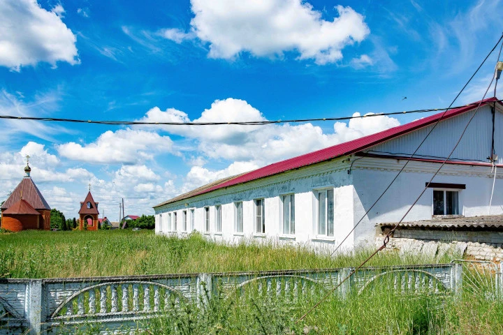 Имущественный комплекс: земельный участок 11 289 кв.м. с расположенными на нем зданиями (7 объектов), по адресу: Липецкая область, м.о. Измалковский, с. Слобода, ул. Маяковского, д.24