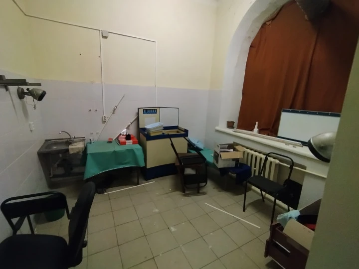 Здание 3-х этажное, общ.пл. 2845,9 кв.м, земельный участок, общ.пл. 2074 кв.м: Ярославская область, г. Ростов, ул. Покровская (бывш. Ленинская), д. 40