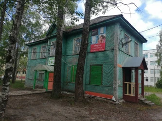 Нежилые помещения, общей площадью 421,7 кв.м, с земельным участком: г. Емва, ул. Дзержинского, д. 98