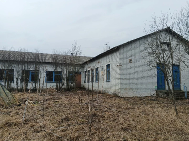 Нежилое здание с земельным участком, расположенные по адресу: Орловская область, р-н. Урицкий, с/п. Городищенское, с. Муравлёво, ул. Казанская, д. 6,
