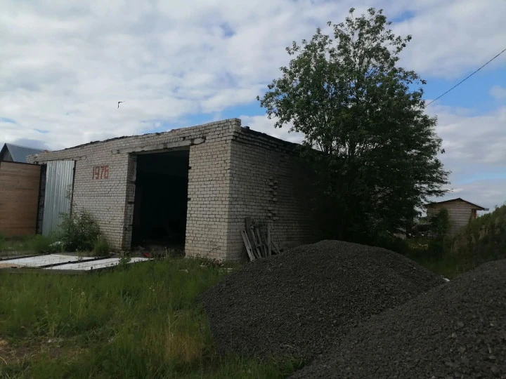 Здание гаража 252,4 кв.м, земельный участок 754 кв.м: Республика Коми, Княжпогостский округ, г. Емва, ул. 60 лет Октября, д. 2а