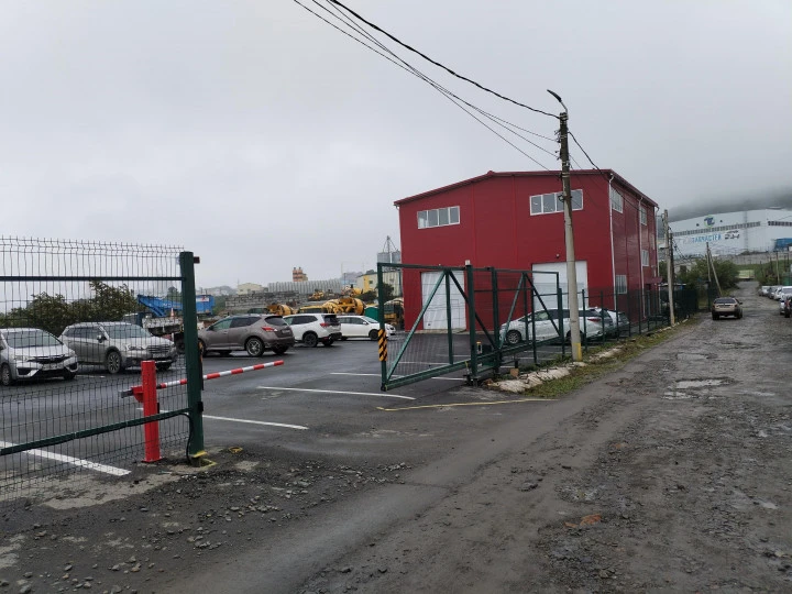 Объект складского назначения, состоящий из 3-х помещений, общей площадью 551 кв.м. и земельного участка, общей площадью 1910 кв.м.