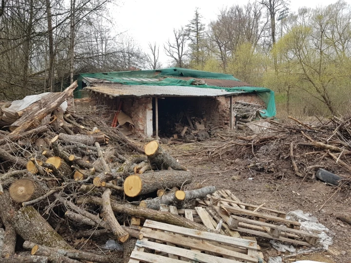 Нежилое здание (под реконструкцию) с участком в Павловске