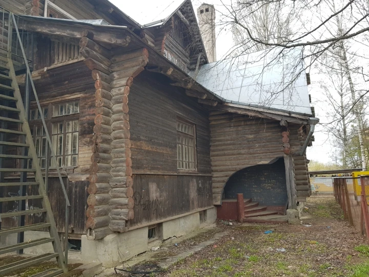 Историческое здание с участком в Ломоносове