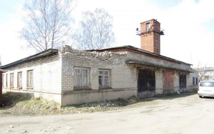 Здание гаражей общ.пл. 474,5 кв.м с земельным участком 1 500 кв.м: Ярославская область, р-н Переславский, с. Купанское, ул. Депутатская, д. 27