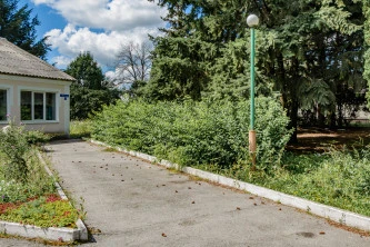 Нежилое здание и земельный участок по адресу: Липецкая область, Становлянский округ, д. Паленка, ул. Школьная, д. 1.