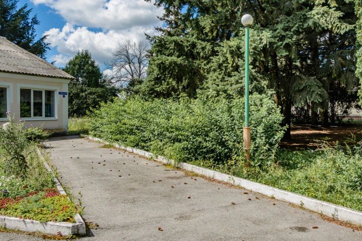 Нежилое здание и земельный участок по адресу: Липецкая область, Становлянский округ, д. Паленка, ул. Школьная, д. 1.