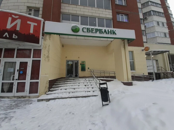 Единым лотом: Помещение на 1 этаже 372,4 кв. м., г. Екатеринбург, ул. Бебеля, д. 138; Здание (гараж), 51,2 кв. м, 16/100 доли в праве собственности на ЗУ, 1 440 кв. м, с. Туринская Слобода, ул. Первомайская, д. 24.