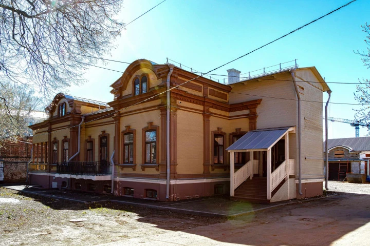 Здание «Дом В.М.Рукавишникова», площадь 721,4 кв.м., кадастр.№: 52:18:0060090:73, по адресу: Российская Федерация, Нижегородская область, г. Нижний Новгород, ул. Большая Печерская, д.21. Ограничения (обременения): объект культурного наследия.