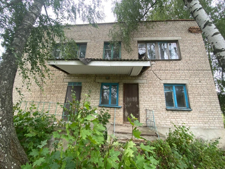 Нежилое здание, площадью 1 131 кв.м. и земельный участок в п. Колпна