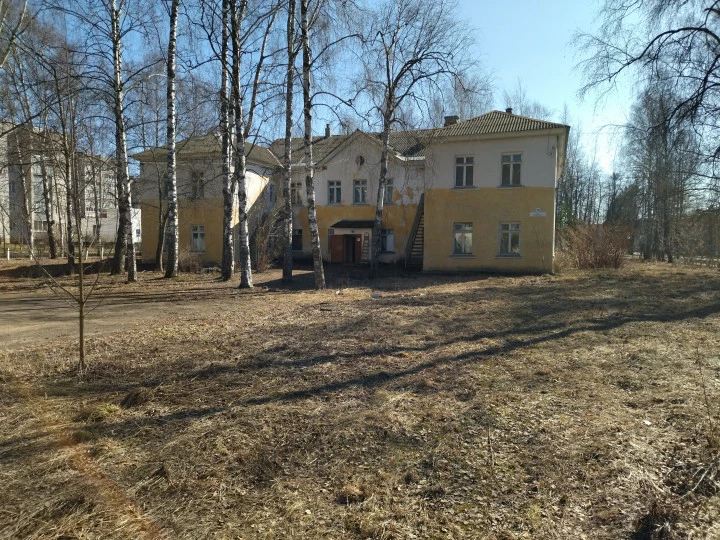 Имущественный комлекс со зданием пл. 633,2 кв. м,  зем. участком пл. 4271 кв.м, дорогойи тротуарами пл. 424 кв. м: ЯО, г. Рыбинск, ул. Толбухина, д. 10