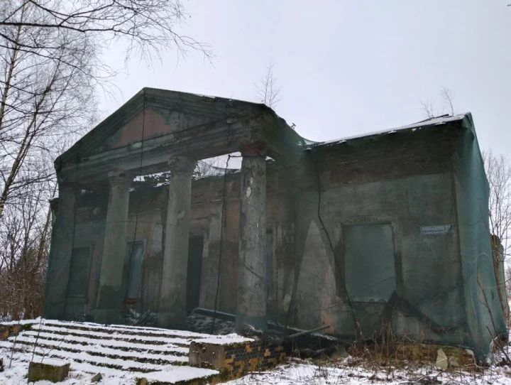 Здание с участком в Красном Селе