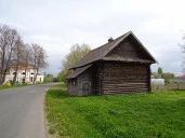 Земельный участок с деревянным зданием почты в Новгородской области