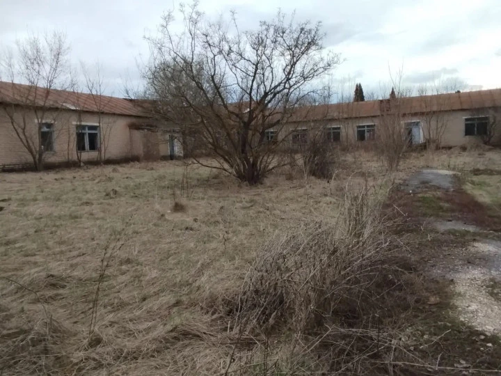 1) Земельный участок площадь 22 575 +/- 107 кв.м., кад.№: 48:14:1560105:12; 2) Здание 912,9 кв. м.; 3) Здание 116,4 кв. м.; 4) Сооружение 25,6 кв. м. по адресу: Липецкая обл, р-н Становлянский, с. Семенек, ул. Юрикова, д. 23