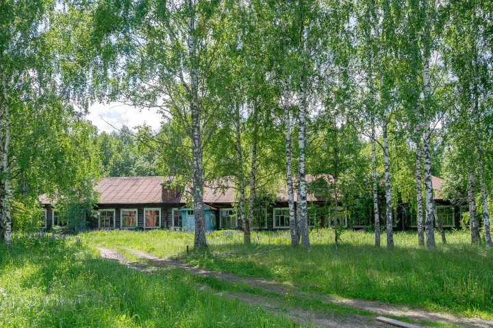 Нежилое здание 481,8 кв.м. с земельным участком 9 154 кв.м. в п. Заря