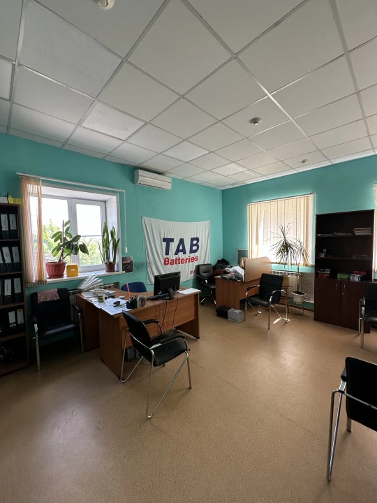 Нежилое помещение 389 кв.м и секционные ворота Aluteh Pro Trend 4470 x 4810 x 2220 в здании Литер В3, расположенные по адресу: Курская область, г. Курск, ул. Магистральная, д. 17, помещ. 15 на 1 этаже, пом.2,4-5,8,9,9а,10-12 на 2 этаже