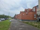 Административное здание с земельным участком в центре Соснового Бора