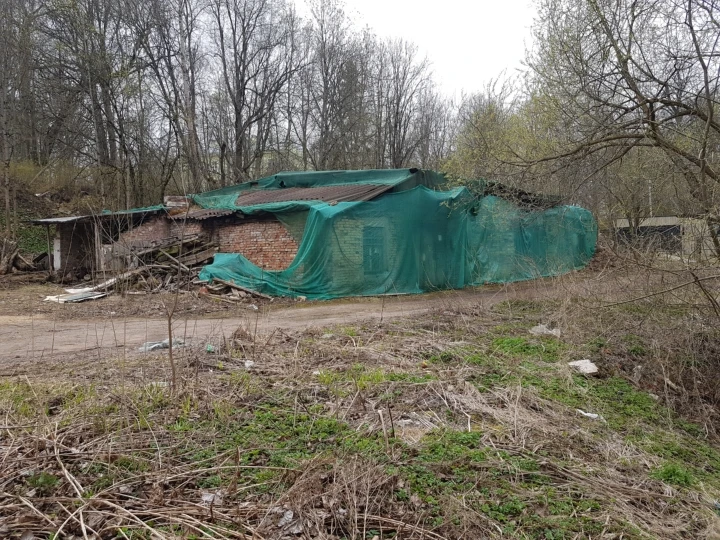 Нежилое здание (под реконструкцию) с участком в Павловске