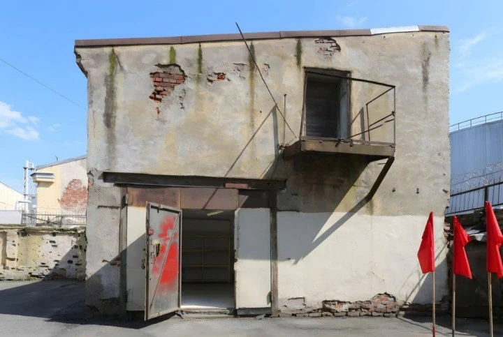 Здание с участком в центре