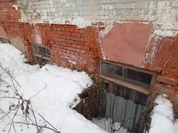 Здание 1319 кв.м и земельный участок 2173 кв.м, расположенные по адресу: Российская Федерация, Московская область, городской округ Чехов, поселок Мещерское, улица Дубравная, строение 15м