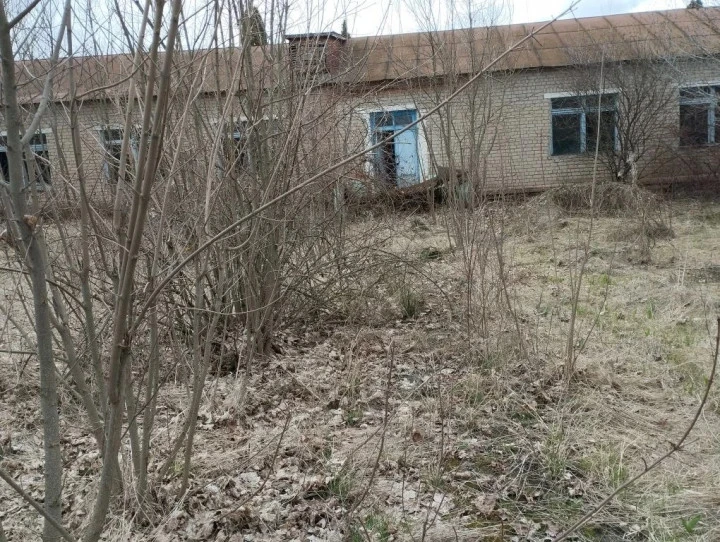 1) Земельный участок площадь 22 575 +/- 107 кв.м., кад.№: 48:14:1560105:12; 2) Здание 912,9 кв. м.; 3) Здание 116,4 кв. м.; 4) Сооружение 25,6 кв. м. по адресу: Липецкая обл, р-н Становлянский, с. Семенек, ул. Юрикова, д. 23